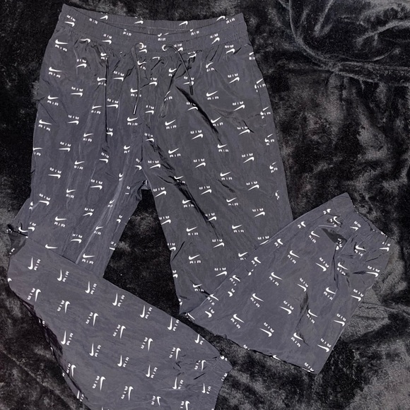 NWT NIKE WINDBREAKER PANTS - Picture 1 of 2